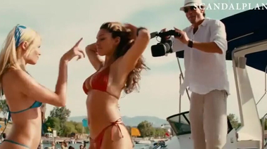 Келли Брук и Райли Стил танцуют в купальниках на яхте в фильме