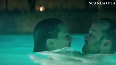 Голая Эмили Ратаковски и Аарон Пол целуются в бассейне