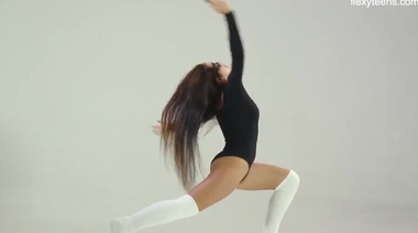 Тоня Беллуччи в маске гимнастически позирует с голой киской