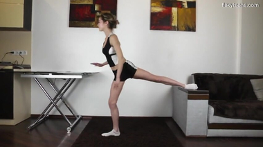 Худая русская спортсменка голышом раздвигает ноги на полу