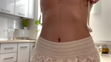Шведка Бьорг Ларсон снимает на видео домашнюю мастурбацию на кухне