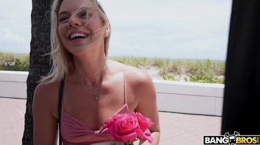 Легкомысленная блонда Келси Кейн повелась на букет роз и пачку зелени