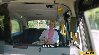 Мстительная девушка Грета Фосс изменяет с таксистом бойфренду изменщику
