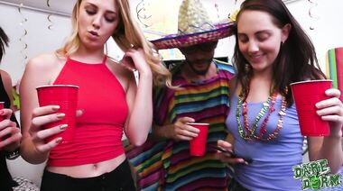 Пьяные студентки глубоко сосут хуй и трахаются на мексиканской вечеринке в общаге