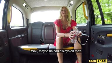Зрелая британка глубоко сосёт хуй водителя такси и мастурбирует пизду