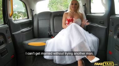 Невеста в платье ссыт на хуй водителя такси после анальной мастурбации