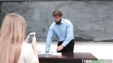 Студентка обездвижила препода и занялась с ним сексом