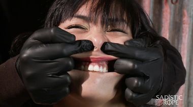 Распятая азиатка с перевязанными сосками орет во время БДСМ пыток