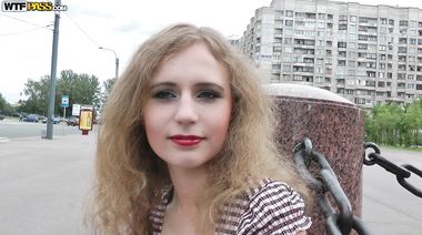 Русская студентка оттрахана во все отверстия на берегу Невы